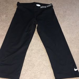 NIKE CAPRI LEGGINGS
